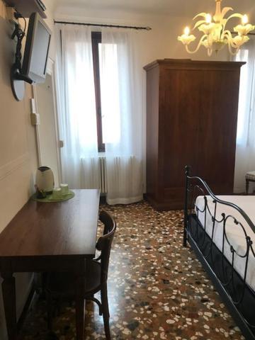 B&B Al Teatro With Canal View Venedig Eksteriør billede
