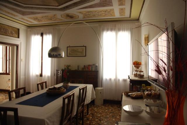 B&B Al Teatro With Canal View Venedig Eksteriør billede