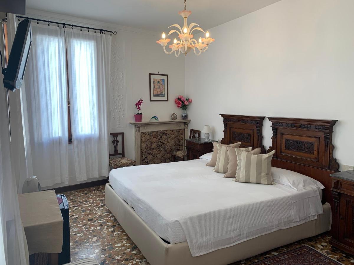 B&B Al Teatro With Canal View Venedig Eksteriør billede