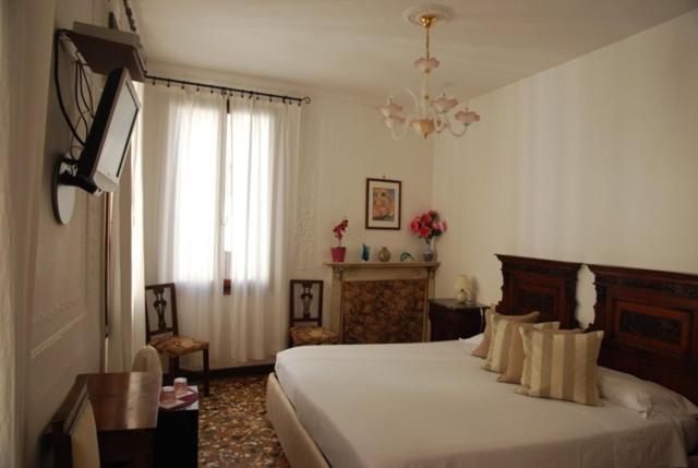B&B Al Teatro With Canal View Venedig Eksteriør billede