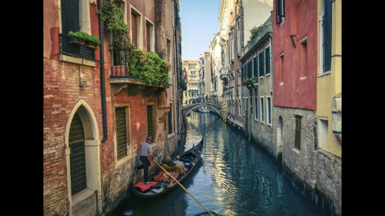 B&B Al Teatro With Canal View Venedig Eksteriør billede